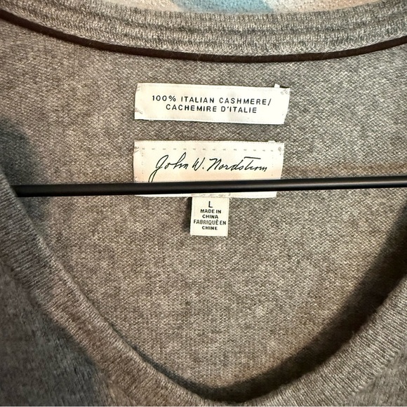 John W. Nordstrom 100% Italian Cashmere Men's Heather Gray V-Neck Sweater Size L - Picture 2 of 7